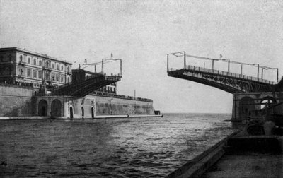 Taranto, Pont tournant semi-ouvert - Italian Photographer