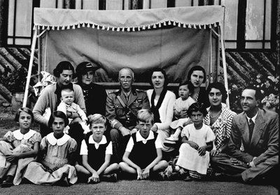 La famille royale italienne. Au centre Victor Emmanuel III (Vittorio Emanuele). Parmi les enfants assis, le 3e à gauche est le prince Victor Emmanuel (Victor-Emmanuel) (Vittorio Emanuele), le dernier à droite est son père Humbert II (Umberto II). XIXe sièc - Italian Photographer