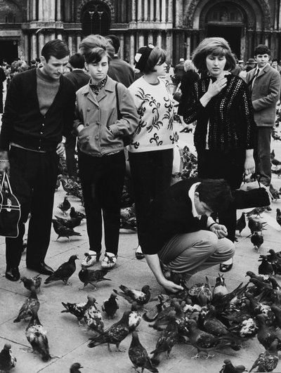 Touristes nourrissant des pigeons, Piazza San Marco, Venise, vers 1970 (photo n/b) - Italian Photographer
