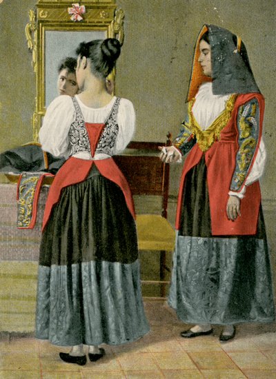Deux femmes en costumes traditionnels, Sennori, Sardaigne, Italie, photographie de G Dessi, Cagliari - Italian Photographer