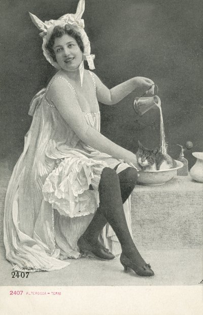 Femme avec un bonnet aux oreilles d
