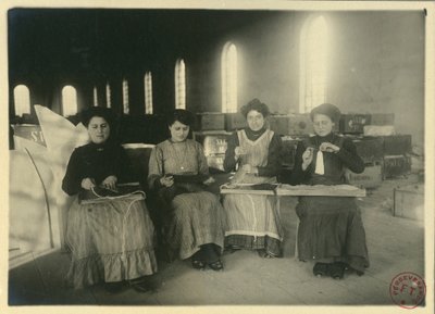 Femmes travaillant dans un atelier de passementerie, Italie, photographie de F Trembini - Italian Photographer