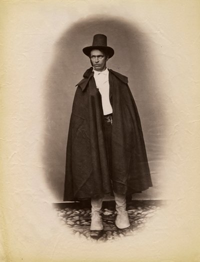 Jeune homme portant une cape et un chapeau, Parre, Lombardie, Italie - Italian Photographer
