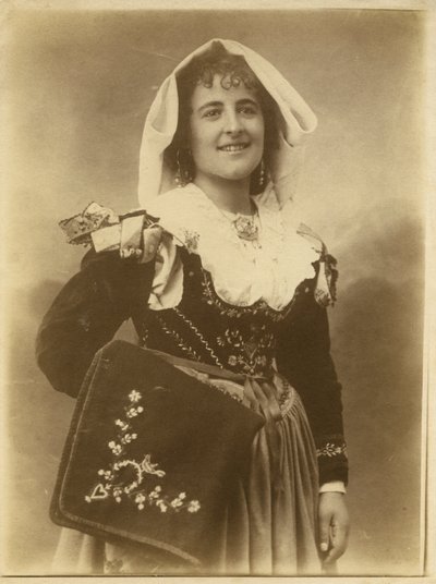 Jeune femme portant une robe et une coiffe traditionnelles, Abruzzes, Italie - Italian Photographer