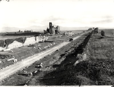Vue de la Via Appia avec le temple en ruines d