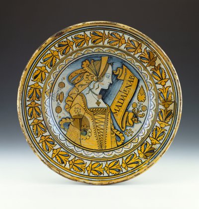 Un plat portrait en céramique bleue et dorée de Deruta représentant une jeune femme de profil et inscrit Madalena B, vers 1525 - Italian School