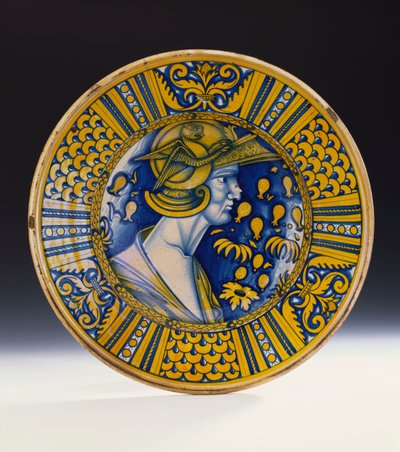 Un plat de portrait lustré de Deruta peint en bleu et lustré en jaune représentant un guerrier avec un casque à griffon ailé, vers 1525 - Italian School