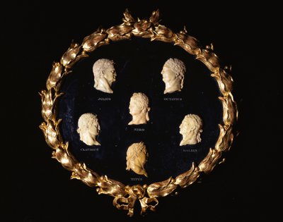 Ensemble de six bustes en relief en marbre de Sienne représentant des empereurs romains, incisés avec les noms Octavius, Galbin, Titus, Claudius, Julius et Nero - Italian School