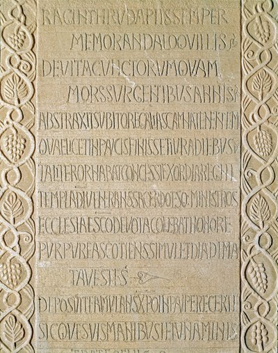 Archéologie du Moyen Âge. Art barbare de Lombardie : pierre tombale de la reine Ragnetrude (Raginthruda) datant de 740-750 - Italian School