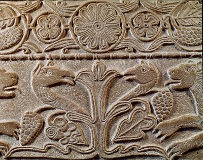 Archéologie du Moyen Âge : art barbare de Lombardie : pluteus de la princesse Théodote, maîtresse du roi Cunipert dit le Pieux. Détail de la plaque avec des griffons, vers 720. Art lombard, marbre. Pavie, Musée Civique - Italian School