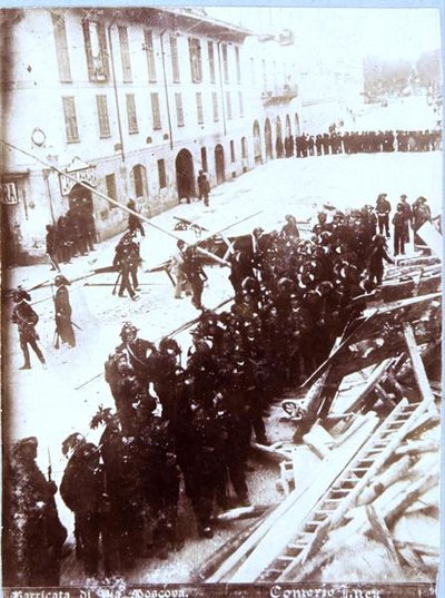 Barricades et le Régiment de Fusiliers dans la Via Moscova, pendant les émeutes à Milan, 6-9 mai 1898 - Italian School