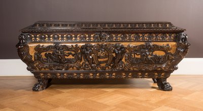 Cassone (noyer sculpté et doré) - Italian School