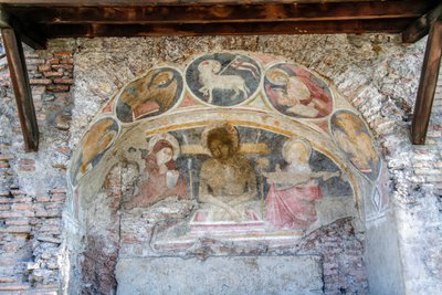 Déposition du Christ entre la Vierge Marie, Saint Jean, avec les symboles des Évangélistes et Agnus Dei sur l
