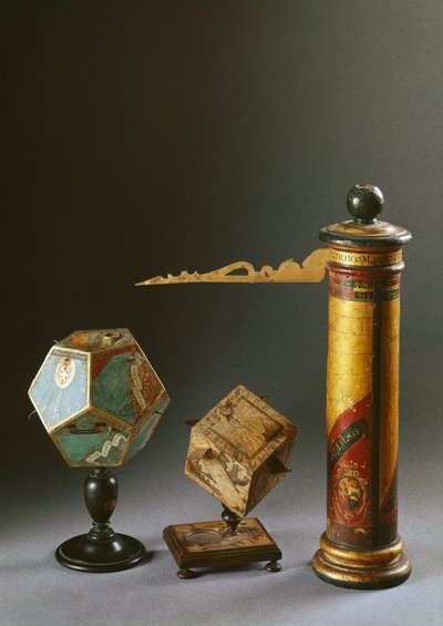 Différents types de cadrans solaires en bois : cadran cylindrique droit fabriqué pour Francesco I de Medici ; les deux autres sont polyédriques. 16ème siècle Florence, Istituto e Museo di Storia delle Scienze - Italian School