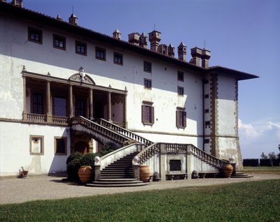 Façade de la Villa Medicea, appelée la Ferdinanda ou la villa des cent cheminées à Artimino - Italian School