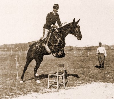 Federico Caprilli sautant une chaise (photo n/b) - Italian School