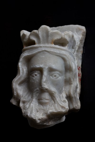 Gênes, Musée de Saint Augustin : fragment de tête couronnée, par un sculpteur inconnu du Nord de la France ; XIII - XIV siècles - Italian School