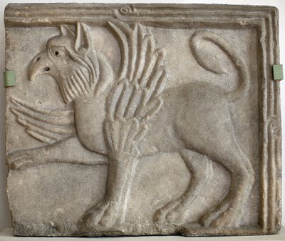 Griffon (ou grype). Bas-relief sculpté, marbre, Venise (Italie) XIIe siècle. Galerie nationale, Palais Sternberg, Prague (République tchèque). - Italian School