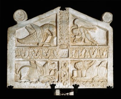 Sculpture en marbre avec symboles des évangélistes (tétramorphe). Sculpteur lombard anonyme du IXe siècle. Fara Sabina (Rieti), Abbaye de Farfa - Italian School