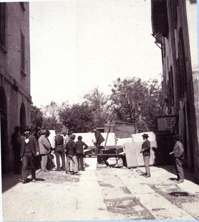 Hommes érigeant des barricades à Porta Garibaldi, pendant les émeutes à Milan, du 6 au 9 mai 1898 - Italian School