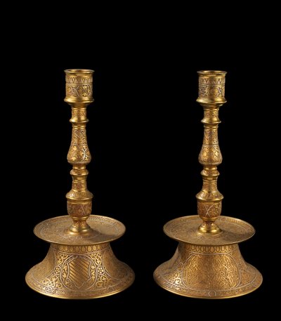 Paire de chandeliers en bronze coulé avec incrustation d