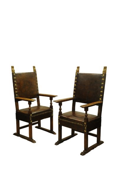 Paire de fauteuils trône en noyer avec garniture en cuir, Italie vers 1660 - Italian School