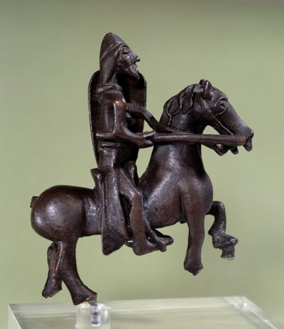 Art roman : statuette de chevalier en bronze avec armure. Sculpture en bronze de l