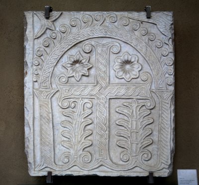 Stèle avec croix et décoration florale - Italian School
