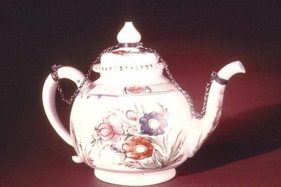 Théière avec motif floral émaillé, peut-être vénitienne, vers 1750 - Italian School
