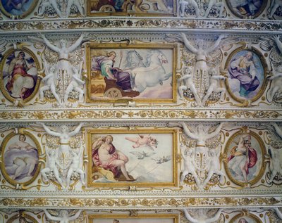 Salle du premier étage, détail des figures mythologiques, décoration du plafond - Italian School