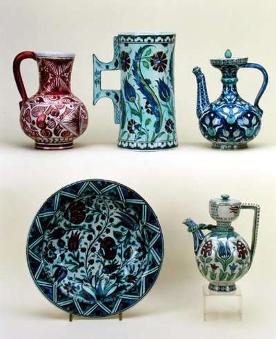 Haut, de gauche à droite : Cruche ; Grande Chope ; Cafetière Orientale ; Bas, de gauche à droite : Plat ; Cafetière Orientale, toutes en majolique de la Fabrique Cantagalli, vers 1890 - Italian School