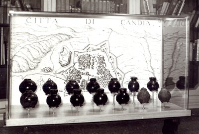 Bombes vénitiennes et une carte de la ville de Crète - Italian School