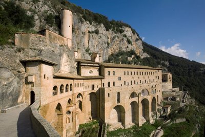 Vue du monastère de Saint-Benoît (Sacro Speco) construit à partir du 12e siècle, Subiaco (Rome), Italie - Italian School