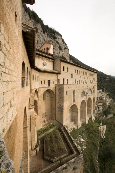 Vue du monastère de Saint-Benoît (Sacro Speco) construit à partir du 12ème siècle, Subiaco (Rome), Italie - Italian School