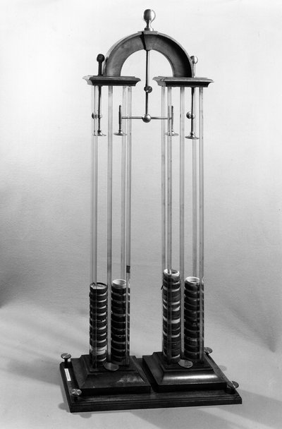 Pile voltaïque (batterie) fabriquée pour le physicien Jacques Alexandre Charles (1746-1823) par Alessandro Volta (1745-1827) 1800 - Italian School