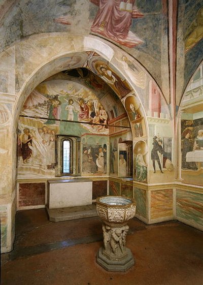 Intérieur du baptistère avec fresque représentant des scènes de la vie de Saint Jean, par Tommaso Masolino da Panicale (1383-c.1447) - Italian School