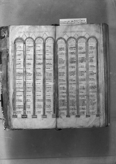MS ff.5v-6r Tables des Canons, du Codex Fuldensis - Italian School Italian School