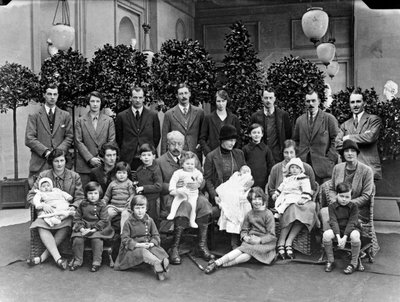 Le 9e duc de Devonshire avec ses enfants et petits-enfants à Chatsworth, Noël 1925 - JR Board