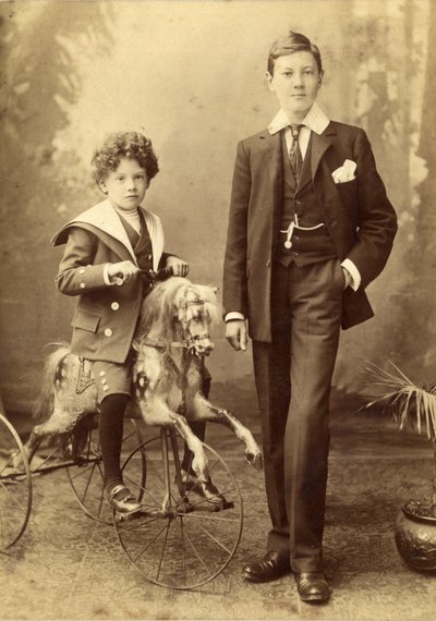 Jeune garçon sur son cheval monté en tricycle, son frère aîné à côté, années 1880 - J. H. Killick