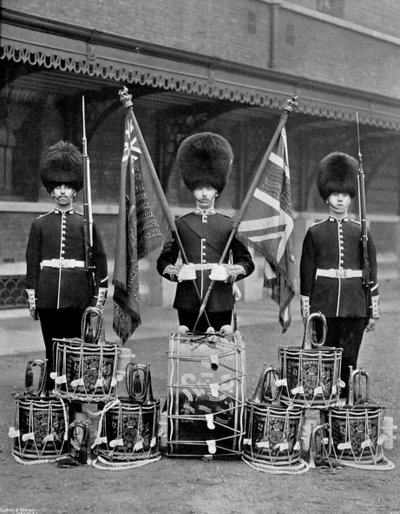 Les couleurs et tambours des 2e Grenadier Guards, 1896 - J. Thomson