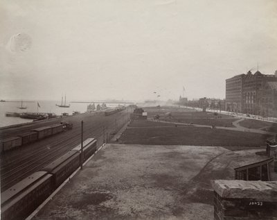 Vue sud de Michigan Avenue depuis le côté ouest des voies ferrées de l