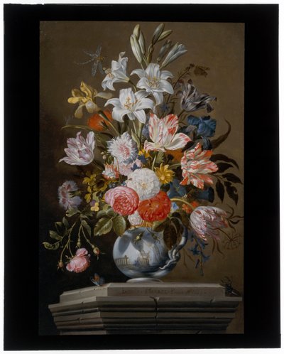 Nature morte avec tulipes, œillets et autres fleurs dans un vase en porcelaine sur un piédestal - Jacob Marrel