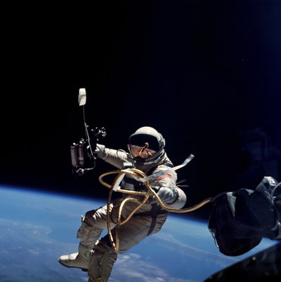 Ed White effectue la première sortie spatiale américaine, 1965 - James A McDivitt