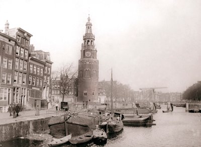 Péniches sur le canal devant la Montelbaanstoren, Amsterdam, 1898 - James Batkin