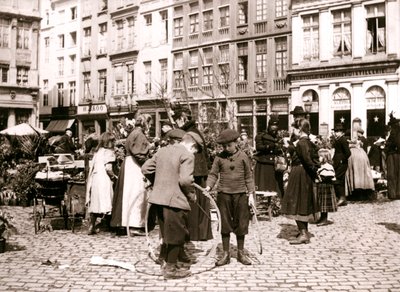 Garçons avec des cerceaux au marché, Rotterdam, 1898 - James Batkin