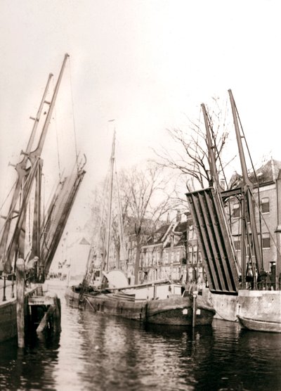Pont de canal et bateaux, Dordrecht, Pays-Bas, 1898 - James Batkin