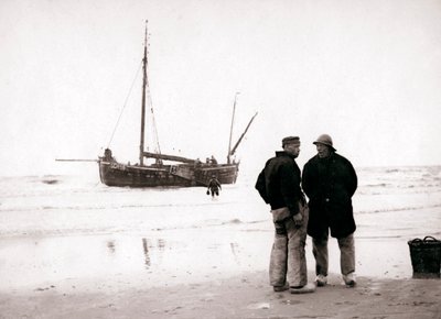Hommes sur le rivage, Scheveningen, Pays-Bas, 1898 - James Batkin