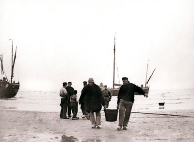Hommes sur le rivage, Scheveningen, Pays-Bas, 1898 - James Batkin