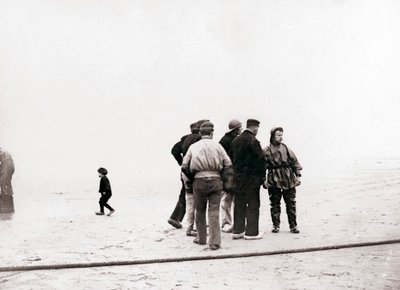 Hommes sur le rivage, Scheveningen, Pays-Bas, 1898 - James Batkin