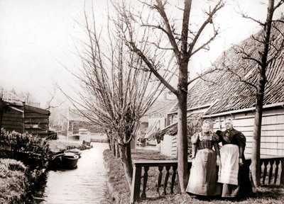 Deux femmes sur une berge de canal, Broek, Pays-Bas, 1898 - James Batkin